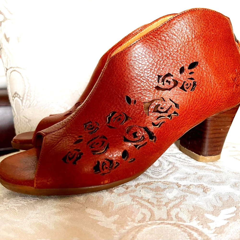 John Fluevog Brown Leather Cutout Heels – Floral & Music Note Detail, Size 6